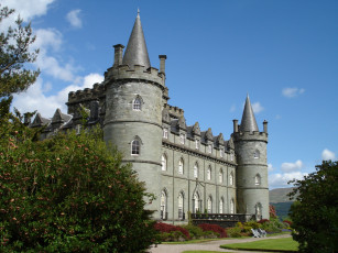 обоя inveraray, castle, in, scotland, города, дворцы, замки, крепости, цветы, деревья, остроконечные, башни