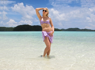 Картинка Viktoria+Diamond девушки пляж парео купальник очки блондинка