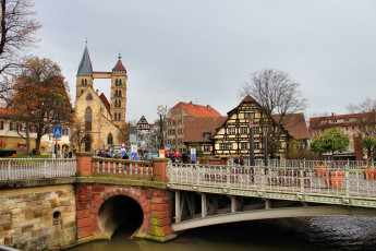 Картинка города мосты дома река башня