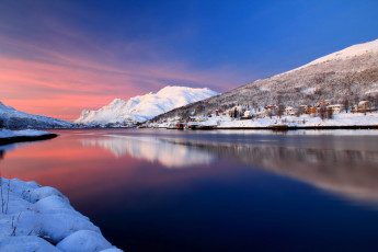 Картинка природа реки озера пейзаж озеро зима снег горы городок