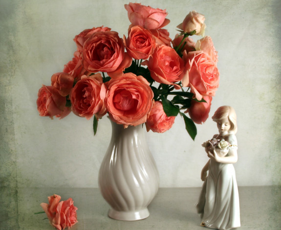 Обои картинки фото цветы, розы, букет, статуэтка