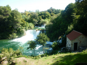 Картинка природа водопады домик река водопад каскад