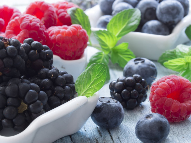 Обои картинки фото еда, фрукты,  ягоды, черника, малина, ежевика, ягоды