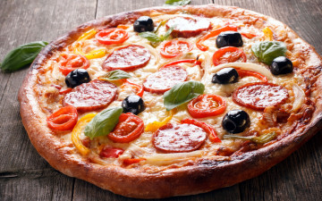 Картинка еда пицца базилик колбаса маслины перец
