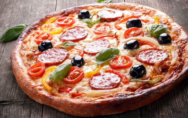 Обои картинки фото еда, пицца, базилик, колбаса, маслины, перец