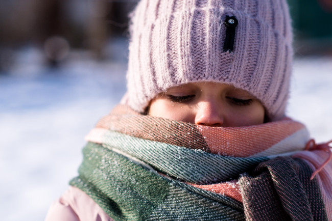 Обои картинки фото разное, дети, девочка, шапка, шарф, куртка, снег