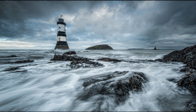Обои картинки фото природа, маяки, тучи, волны, камни, океан, шторм, маяк
