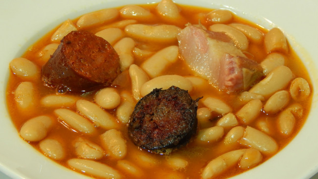 Обои картинки фото еда, первые блюда, фасоль, суп, колбаса