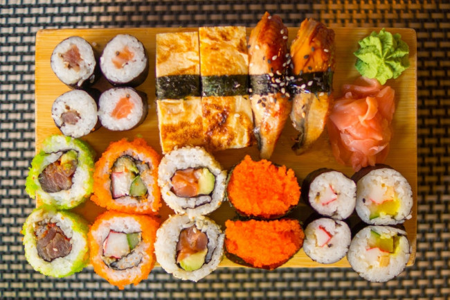 Обои картинки фото еда, рыба,  морепродукты,  суши,  роллы, имбирь, васаби, роллы, суши, ассорти