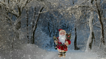 обоя праздничные, фигурки, рождество, новый, год, праздник, подарки, санта, клаус, деревья, лес, снегопад, снег, зима, природа