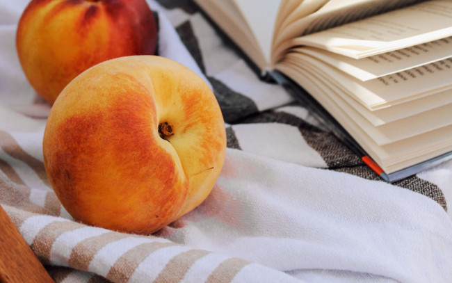 Обои картинки фото еда, персики,  сливы,  абрикосы, книга