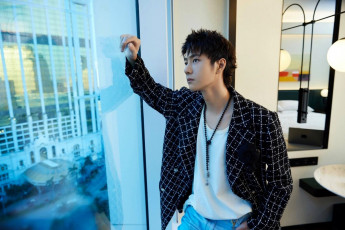 Картинка мужчины wang+yi+bo актер пиджак ожерелье окно панорама