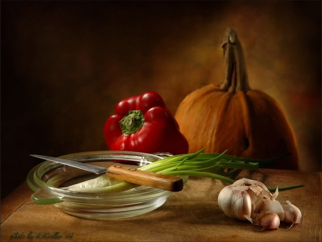 Обои картинки фото кириллов, анатолий, натюрморт, чесноком, зеленым, луком, красным, перцем, на, фоне, тыквы, еда