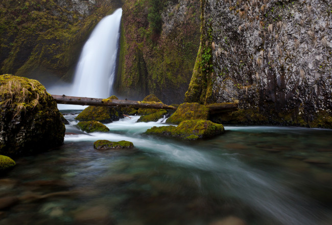 Обои картинки фото природа, водопады, камни, скалы, река, водопад, бревно