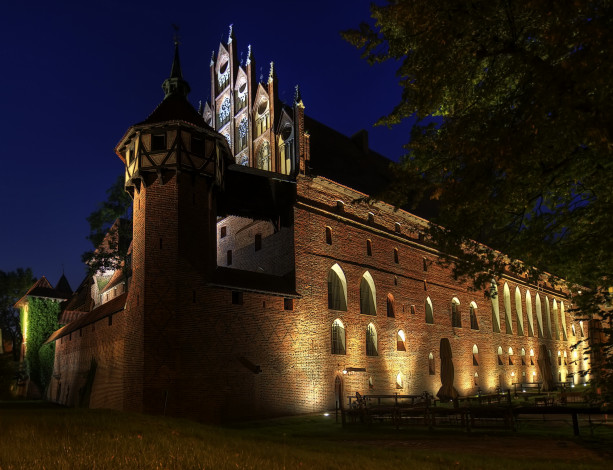 Обои картинки фото malbork, castle, poland, города, дворцы, замки, крепости, замок, ночь
