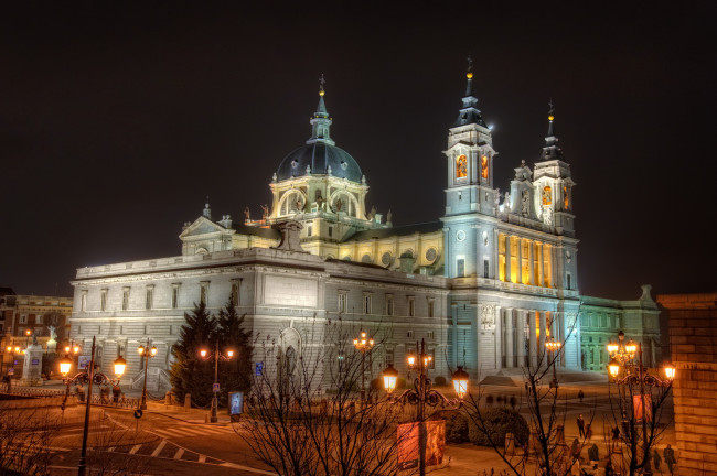 Обои картинки фото испания, мадрид, города, ночь, огни, дома