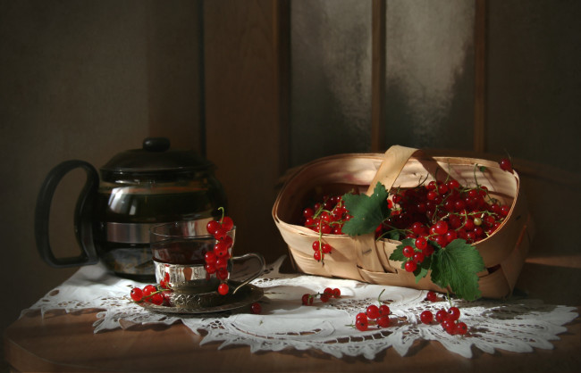 Обои картинки фото еда, смородина, чай, лукошко, красная