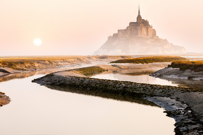 Обои картинки фото города, замки франции, франция, город, остров-крепость, мон-сен-мишель, утро, солнце
