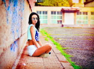 Картинка девушки -unsort+ брюнетки +шатенки трава двор стена топ очки плитка здание шорты