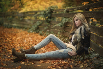 Картинка девушки -unsort+ блондинки блондинка джинсы ботинки куртка забор осень