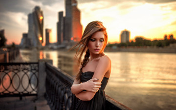 Картинка девушки -unsort+ брюнетки +шатенки блондинка коса ограда река город закат