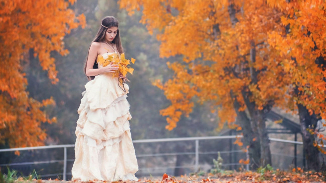 Обои картинки фото девушки, -unsort , брюнетки,  шатенки, брюнетка, невеста, осень, деревья, букет