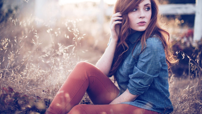 Обои картинки фото девушки, -unsort , рыжеволосые и другие, рыжая, брюки, трава, рубашка, веснушки