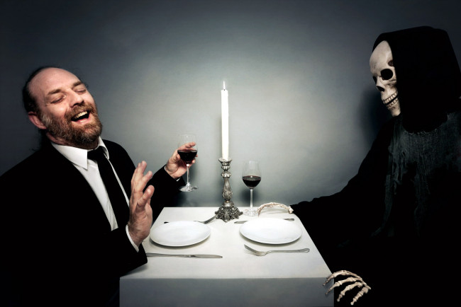 Обои картинки фото юмор и приколы, мужчина, смерть, вино, свеча, смех