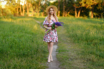 Картинка девушки -+блондинки +светловолосые трава тропинка блондинка шляпа люпин