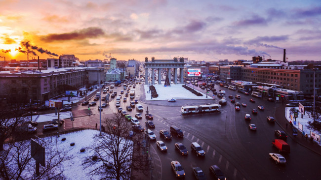 Обои картинки фото города, санкт-петербург,  петергоф , россия, городской, вид, санкт, петербург, московские, триумфальные, ворота, город, трафик, улица, зима