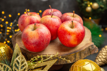 обоя еда, яблоки, шарики, звезда, огоньки, рождество, красные, новый, год, фрукты, позолота, шишка, подставка, боке, ёлочные, игрушки, деревяшка