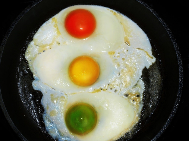 Обои картинки фото еда, яичные блюда, сковорода, яичница, светофор