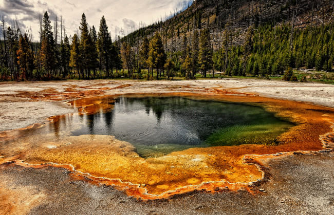 Обои картинки фото colorful pond at yellowstone, природа, стихия, парк, национальный, гейзер, горы