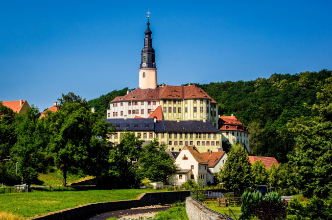 Обои картинки фото weesenstein castle,  germany, города, - дворцы,  замки,  крепости, weesenstein, река, дома, германия