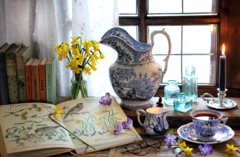 Картинка разное посуда +столовые+приборы +кухонная+утварь натюрморт окно свеча кувшин книги цветы нарцисс барвинок крокус очки чашка чай бутылки