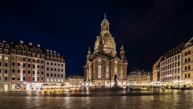 Обои картинки фото города, дрезден , германия, город, дрезден, deutschland, dresden, люди, памятник, площадь, фонари, освещение, ночь