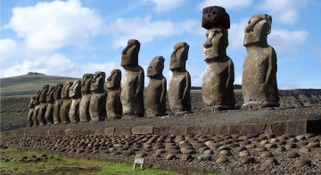 Картинка города -+исторические +архитектурные+памятники Чили каменные монолитные статуи моаи