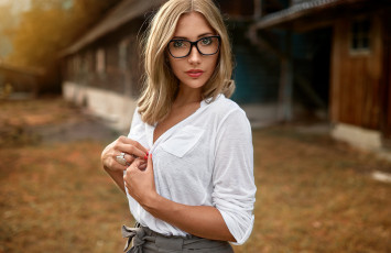 Картинка девушки -+блондинки +светловолосые девушка модель красотка блондинка стройная взгляд очки причёска утро двор деревня поза лицо
