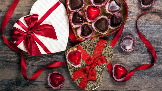 Обои картинки фото праздничные, день святого валентина,  сердечки,  любовь, конфеты, ленты, банты, сердечки