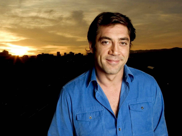 Обои картинки фото мужчины, javier bardem, актер, рубашка, закат, город