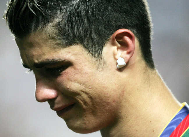 Обои картинки фото мужчины, cristiano ronaldo, футболист, спортсмен, лицо, слезы