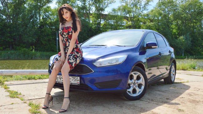 Обои картинки фото автомобили, -авто с девушками, ford, focus, hatchback