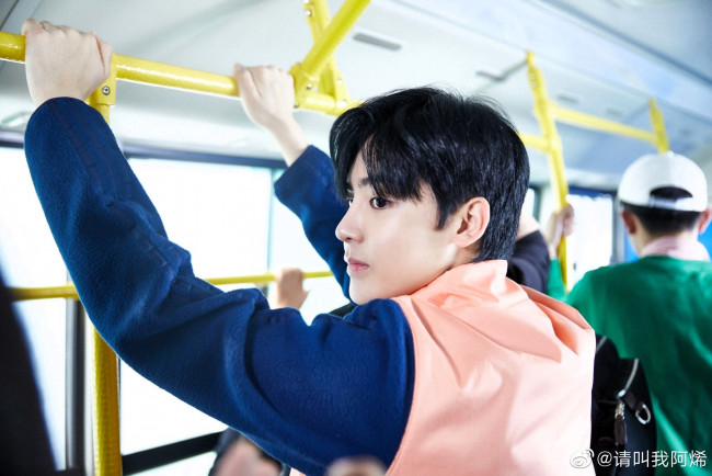Обои картинки фото мужчины, hou ming hao, актер, автобус