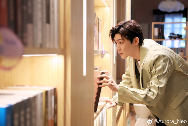 Обои картинки фото мужчины, hou ming hao, актер, куртка, библиотека, полки, книги
