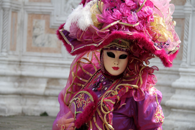 Обои картинки фото разное, маски, карнавальные, костюмы, венеция, карнавал, шляпа