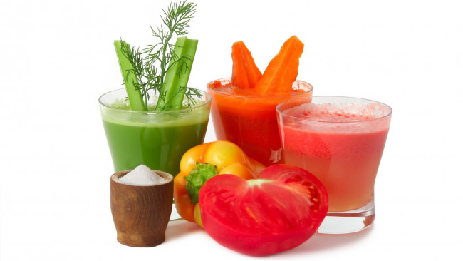 Обои картинки фото еда, напитки, сок, зелень, соки, помидор, перец, соль, стаканы, томатный сок, томаты, томат
