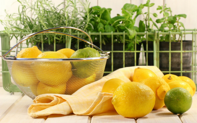 Обои картинки фото еда, цитрусы, дуршлаг, лимоны, желтый, зеленый