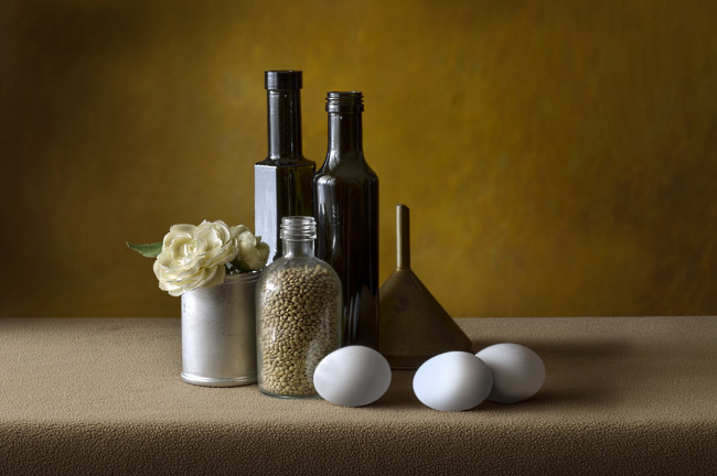 Обои картинки фото еда, натюрморт, цветы, бутылки, яйца, чечевица