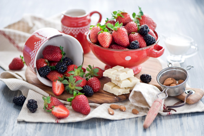 Обои картинки фото еда, фрукты, ягоды, клубника, ежевика, белый, шоколад, миндаль