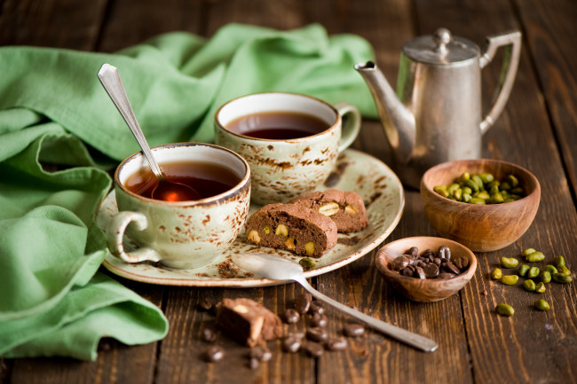 Обои картинки фото еда, напитки, Чай, фисташки, пирожное, чай, шоколад, чашки